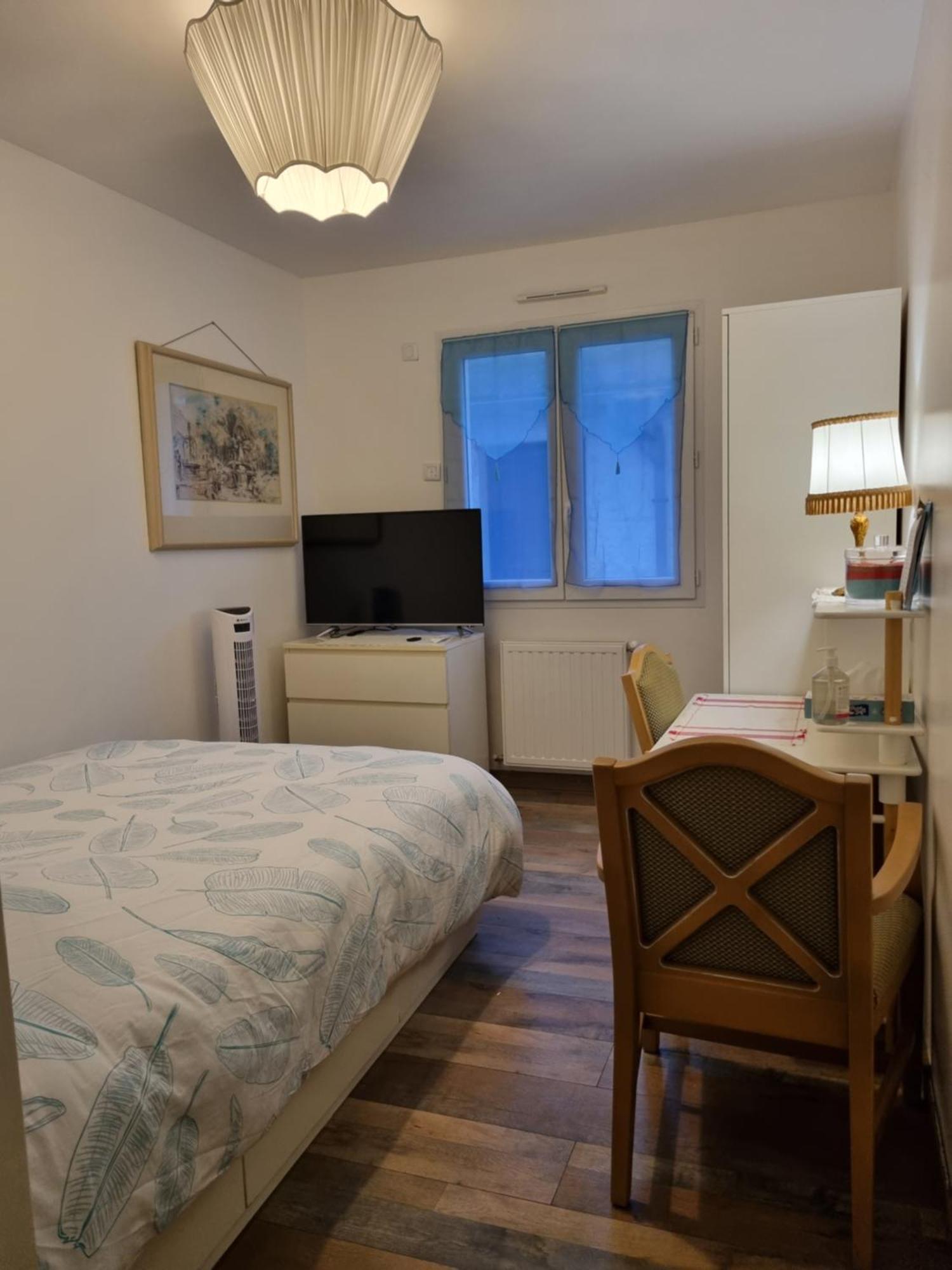 1 Chambre Pour 2 Personnes "Chez L'Habitant" Maison Possede Un Petit Chien Quincy-Voisins Exterior photo